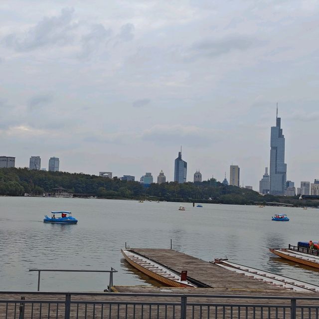 Xuanwu Lake: Lakeside Bliss.Family fun 