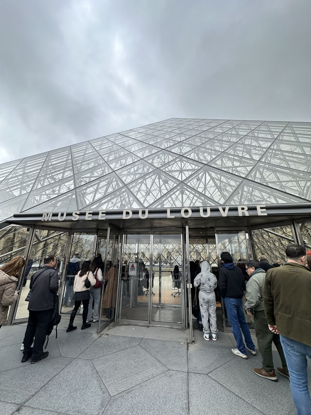 Louvre Museum in Paris 🇫🇷
