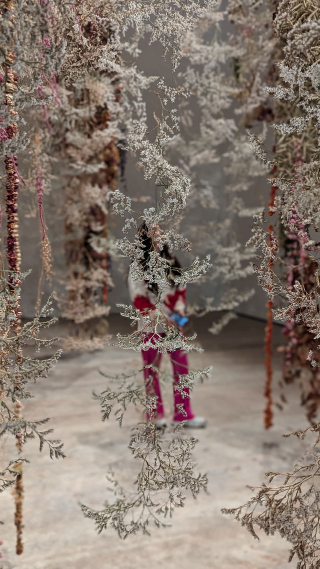 Saatchi Gallery: A Blooming Masterpiece 🌸🎨
