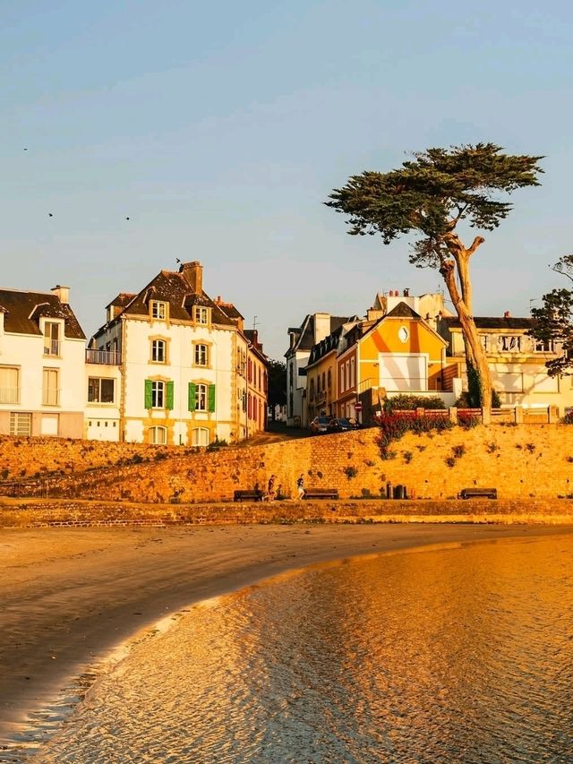 🌊 Where the Sea Stays Gentle – Larmor-Plage, France