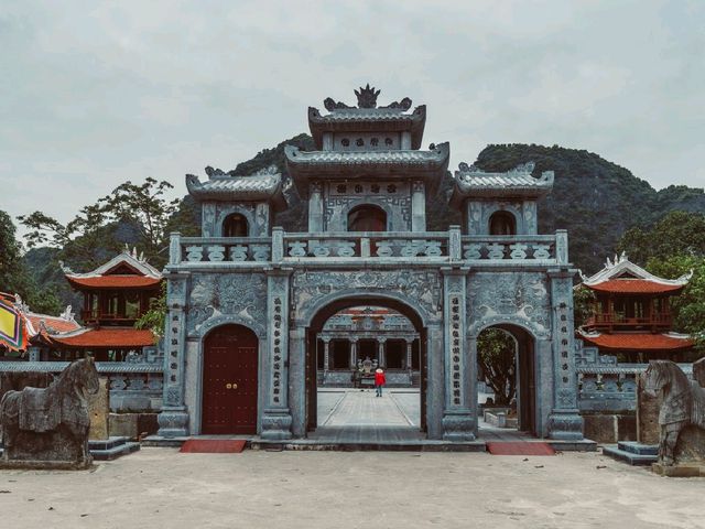 Tam Coc: Vietnam’s Hidden Gem of Limestone Peaks and Peaceful Rice Fields