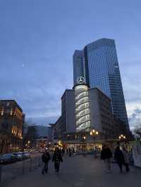 🌃✨ Frankfurt am Main at Night – Where Skyscrapers Shine and History Whispers 🌉🌟 