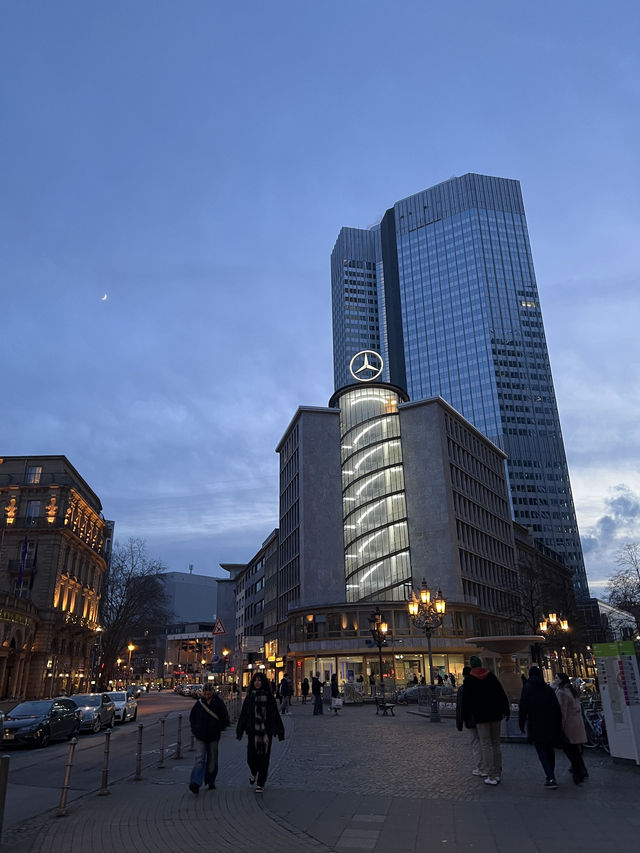 🌃✨ Frankfurt am Main at Night – Where Skyscrapers Shine and History Whispers 🌉🌟 