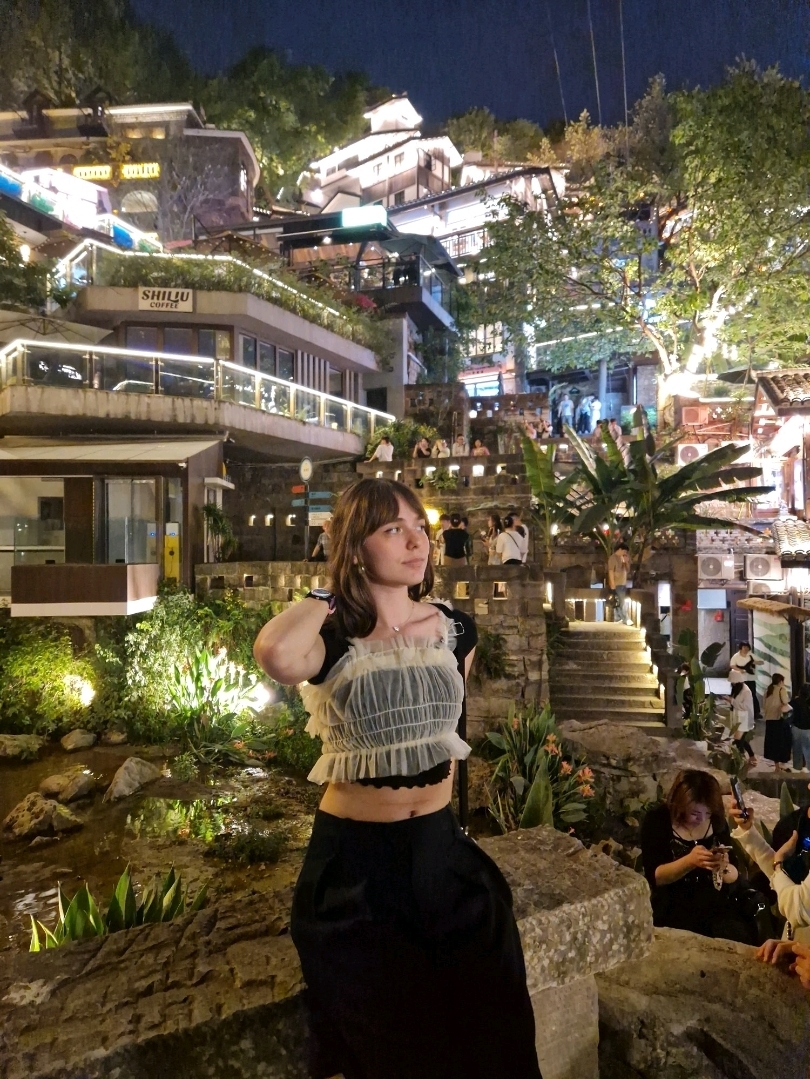 #100usdchallenge

#budgetcitybreak

🌆 Hari ke-1: Pemandangan Kota + Jalanan Hotpot

🧭 Mulai di Jiefangbei – pusat kota Chongqing yang ramai
🚡 Naik Kereta Gantung Sungai Yangtze (pulang pergi sekitar ¥20) untuk menikmati pemandangan cakrawala
🚶 Jalan kaki ke Gua Hongya – sangat ramai turis tetapi menyenangkan dan gratis untuk dijelajahi
🔥 Makan malam? Berbagi hotpot murah ala jalanan dengan teman-teman (di bawah ¥40)

💸 ~¥60 / $8

🌄 Hari ke-2: Alam + Budaya

🚇 Naik metro ke Taman Eling – pemandangan sungai yang damai
🎭 Kunjungi Museum Tiga Ngarai – masuk gratis, cocok untuk pecinta sejarah
🍜 Cicipi xiao mian (mi pedas Chongqing) untuk makan siang (di bawah ¥10)
🌉 Di malam hari, berjalanlah melintasi Jembatan Dongshuimen untuk menikmati lampu-lampu kota

💸 ~¥30 / $4

🛶 Hari ke-3: Suasana Lokal + Kehidupan Sungai

🌳 Bersantailah di Taman Liziba dan saksikan kereta api terkenal *menembus* sebuah gedung
🚶 Jelajahi Kota Kuno Ciqikou – masuk gratis, cocok untuk foto & camilan
🥟 Beli pangsit atau sate kaki lima dengan harga murah (~¥15–20)
🎶 Akhiri malam dengan semilir angin sungai Jalan Nanbin

💸 ~¥40 / $5,50

✅ Total: ~¥130 / $18

Sisa uang $100 Anda cukup untuk transportasi, camilan, atau oleh-oleh 🎁

Chongqing dalam 3 hari, penuh dengan rempah-rempah, cahaya, dan kehidupan sungai — semuanya di bawah $100 🇨🇳🌶️🛶

