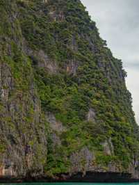 황금의 숨결이 머무는 새벽의 사원 🇹🇭