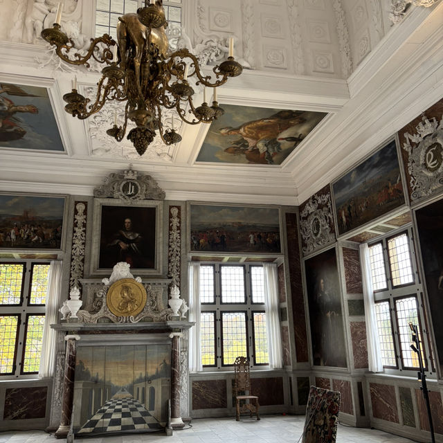 湖に浮かぶような宮殿、フレデリクスボー城 湖に浮かぶような宮殿、フレデリクスボー城