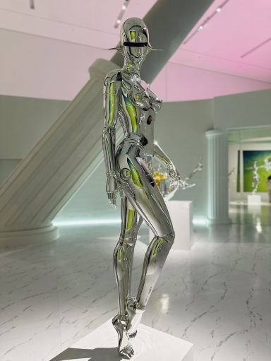 空山基展が現代美術館で開催中✨ | Trip.com 深セン