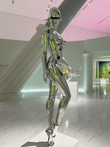 空山基展が現代美術館で開催中✨ | Trip.com 深セン