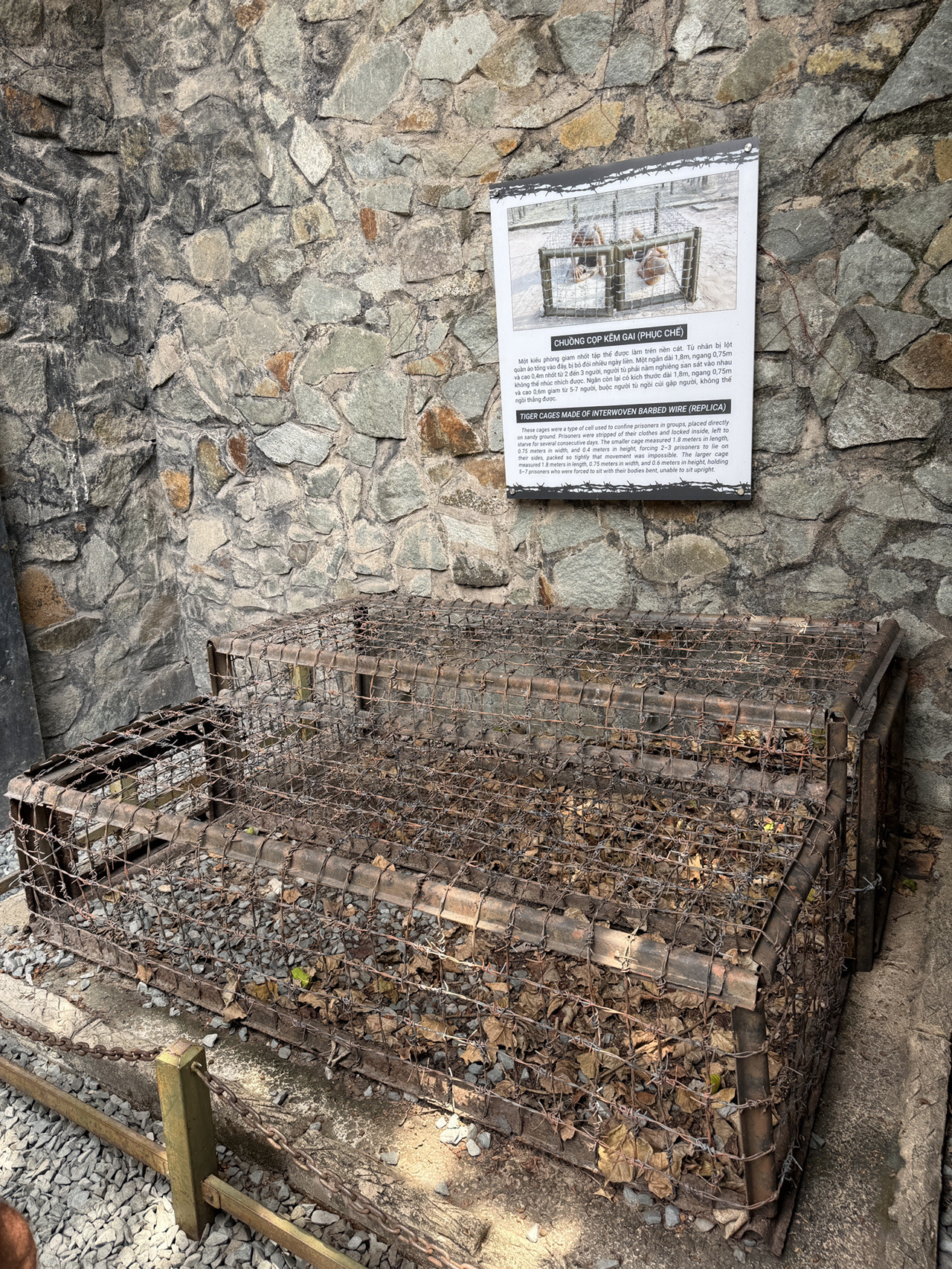 戦争証跡博物館の「トラの檻（タイガーケージ）」展示。 | Trip.com 