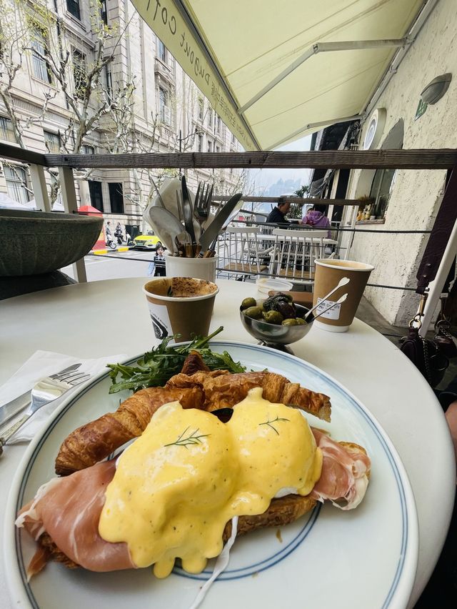 Brunch at the Bund, Dugout