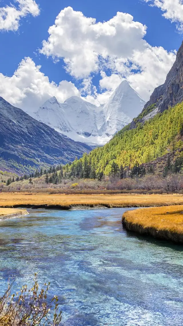 The most beautiful season in Daocheng Yading is autumn, and you must take your loved one to see it in this lifetime