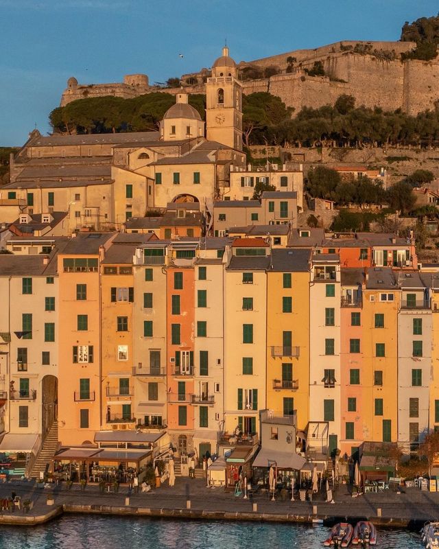 🍞😋 Focaccia, anyone?! Indulge in the mouthwatering flavors of Portovenere, a charming coastal town in Italy.