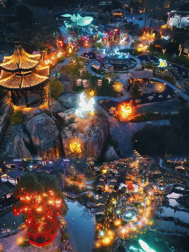 Gexian Village is now brimming with the festive atmosphere of the New Year, as the Mountain and Sea Lantern Festival is here