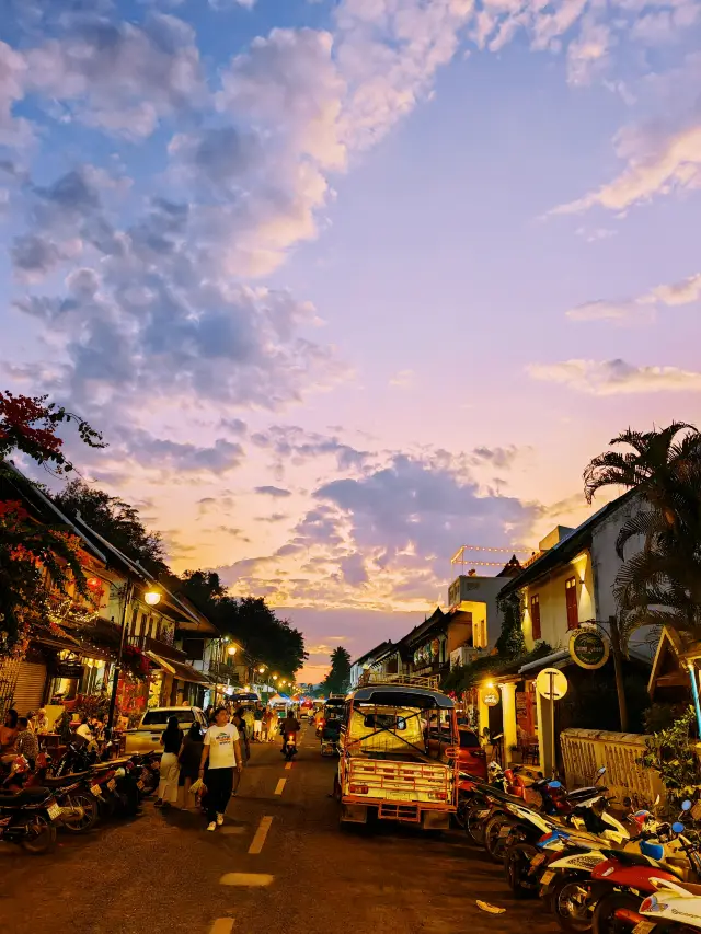 Luang Prabang | The most beautiful night market in the tranquil sunset