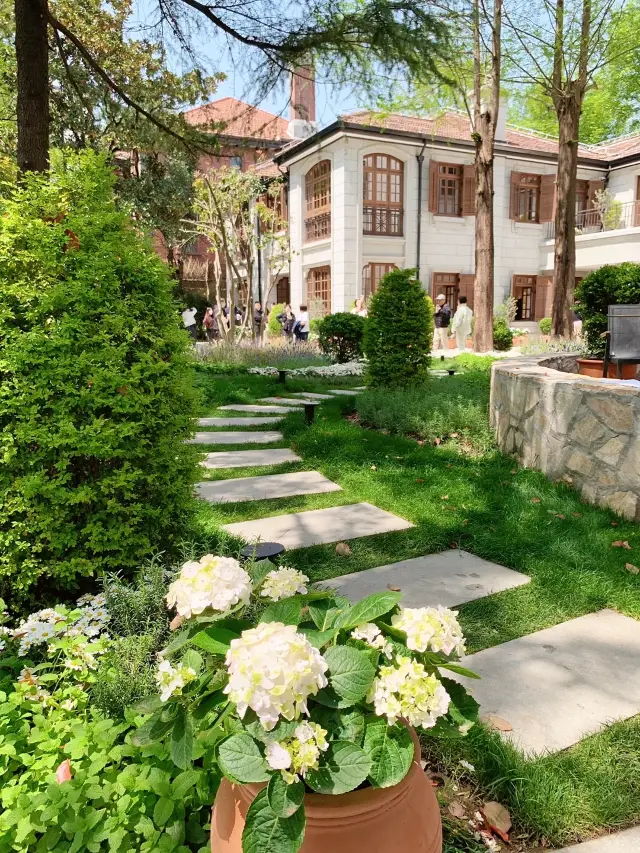 A magical new store on Hengshan Road, the dreamy Monet Garden