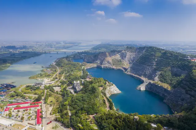 Discover the enchanting Jin Niu Lake in Nanjing, a trip that captivates the heart