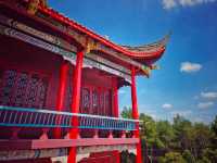四川省自貢市富順縣天池湖位於寶慶鄉，是一個漂亮且綠樹成蔭的湖泊