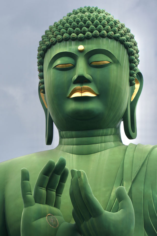 這恐怕是全球最綠色的大佛了吧