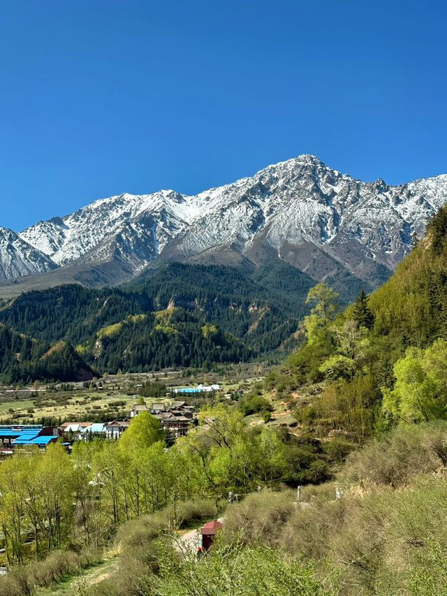祁連雪山下 懸崖峭壁上的千年古寺