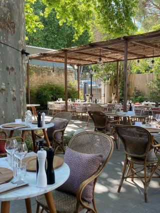 🌟 Saint-Remy Stay: Chic Comfort & Cuisine! 🌟
