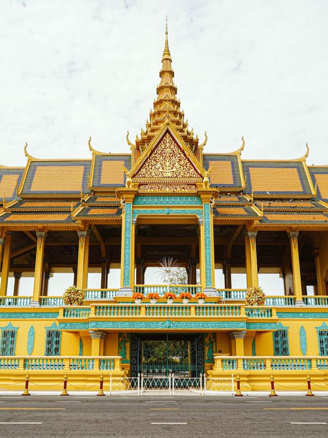 🌟 Phnom Penh's Luxe Retreat: Hyatt Regency 🏰✨