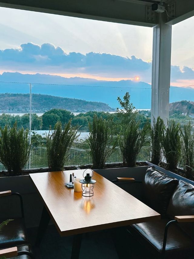 🌟 Dali's Chic Retreat: Art, Music & Views 🎨🎵🏞️