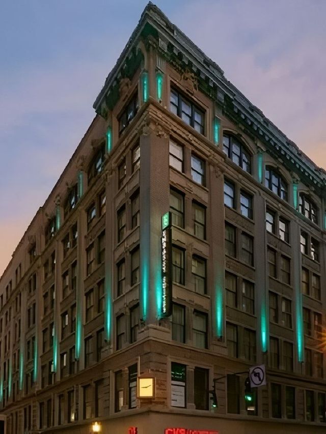🌟 Luxe Louisville Lodgings: Embassy Suites Spotlight ✨