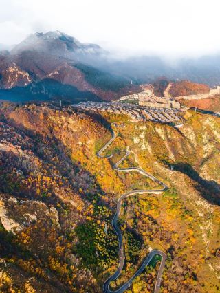 2.5 hours outside Beijing, Jinshanling Anaya is already full of autumn colors.