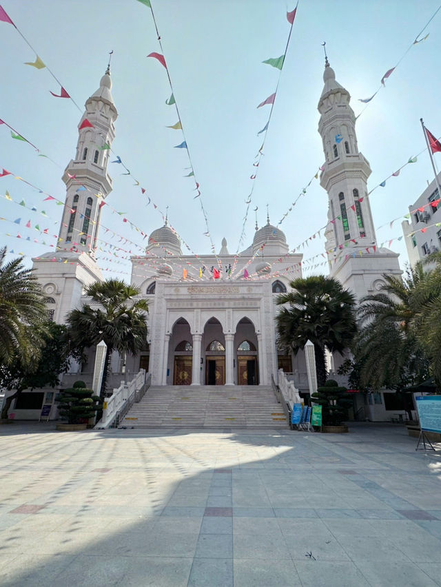 🕌 Nankai Mosque: A Serene Oasis in Sanya 🌴  