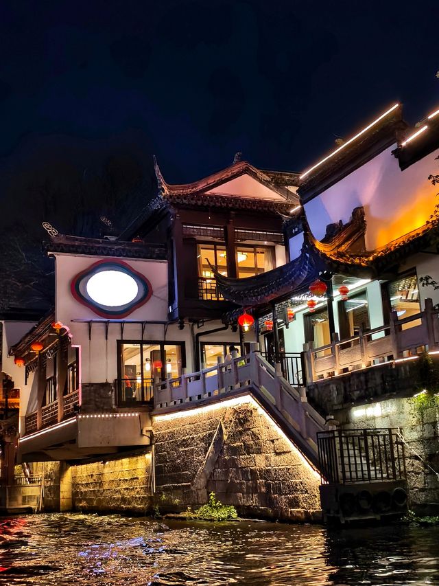 夕陽登畫舫，夜泊歸來已是燈火闌珊。
