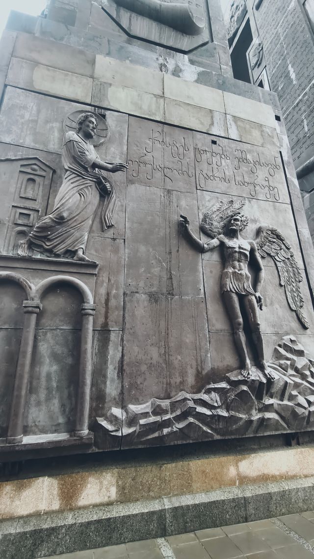 第比利斯編年史紀念柱遊記：雨中獨行者的歷史朝聖