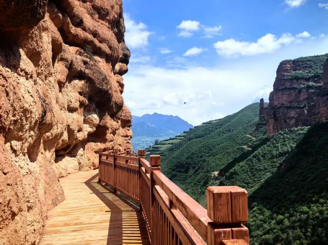 九月經過冶力關，山色正慢炖秋光