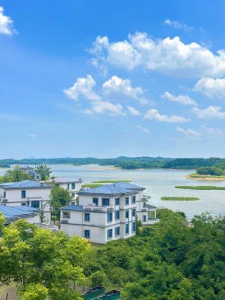 A Lakeside Retreat with Scenic Views