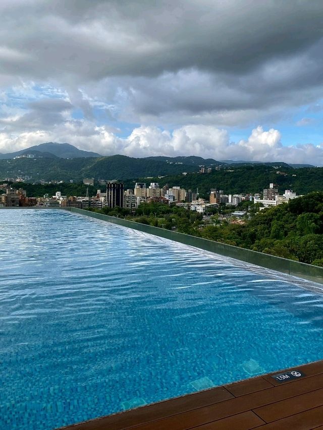台北士林秘境！萬麗酒店無邊際山景泳池，把陽明山綠意泡進水裡