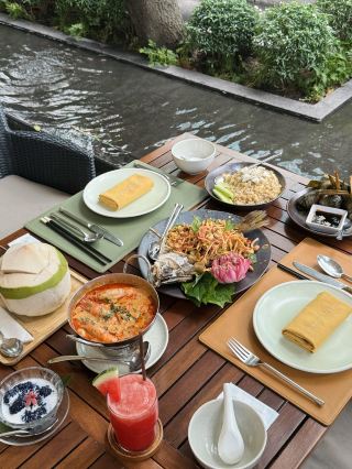 Bangkok Must-Visit! A Unique Thai Dining Experience Under a Century-Old Mango Tree