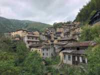 黃泥青瓦疊山間