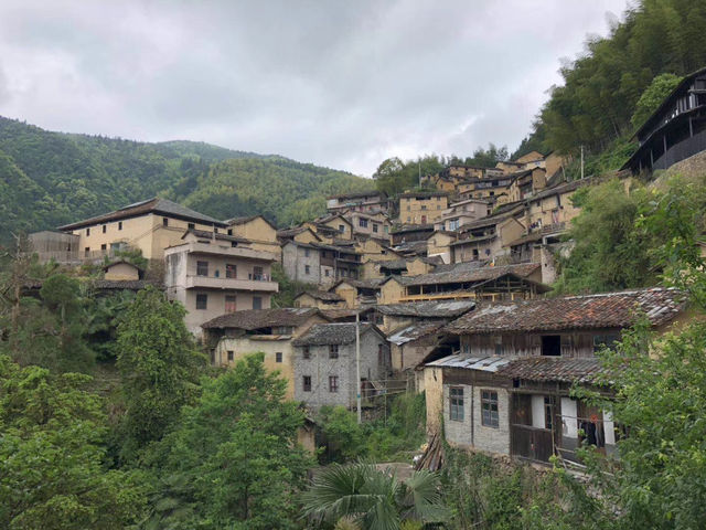 黃泥青瓦疊山間