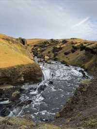 冰島有多層梯級瀑布的斯科加瀑布