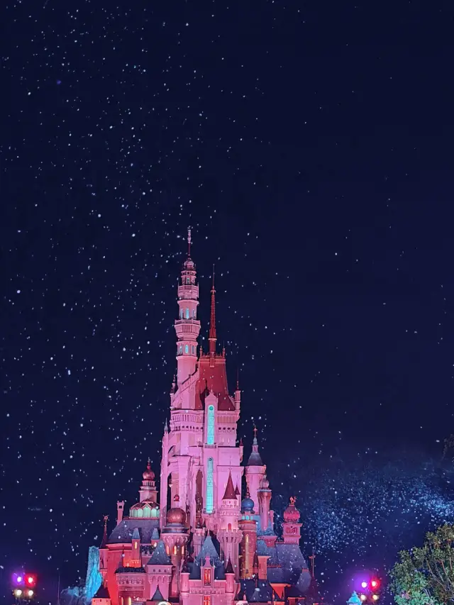 香港迪士尼亮燈瞬間:滿場歡騰的治癒魔法