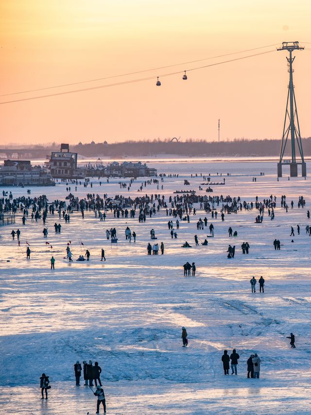 震撼！冰凍期松花江美成天然滑雪場，日落+摩天輪絕了！