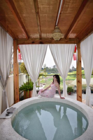 สัมผัสประสบการณ์การผจญภัยในป่าบนภูเขาชิงเฉิงด้วยความเร็ว 0.5 เท่า