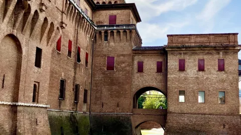 費拉拉城堡 (Ferrara's Castle) – 外觀令人驚豔,登塔遠眺絕對值得 — traveler post in 費拉拉