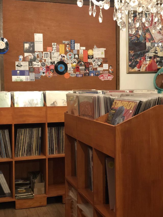 바이닐 구경하며 좋은 힙한 LP 바 ‘서울 바이닐’ 🎶