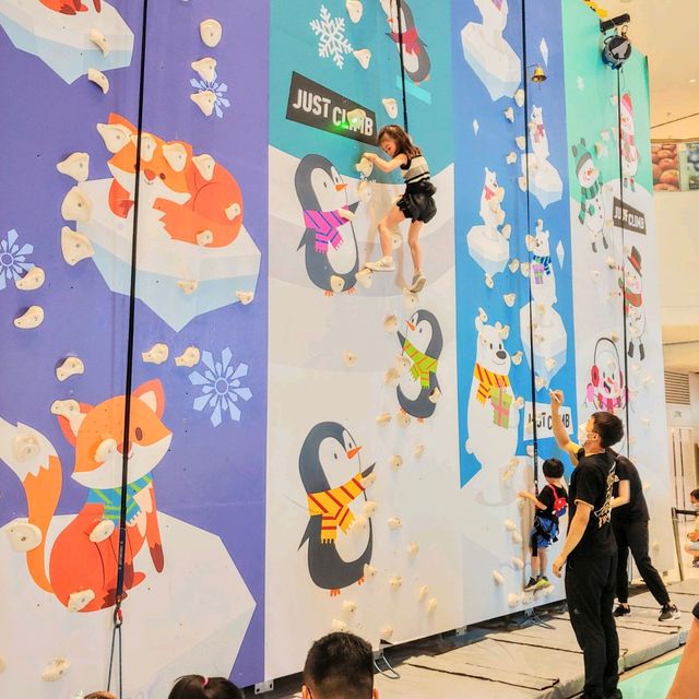 愉景新城 教練指導攀石運動