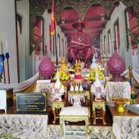 พระบรมรูปหล่อสมเด็จพระเจ้าตากสินมหาราช (พลอยแดง)