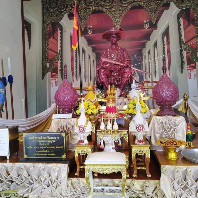 พระบรมรูปหล่อสมเด็จพระเจ้าตากสินมหาราช (พลอยแดง)
