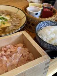 【大阪・梅田】ﾗﾝﾁﾀｲﾑ はたっぷりの店内削りたて鰹節を炊き立てご飯に乗せて♪  