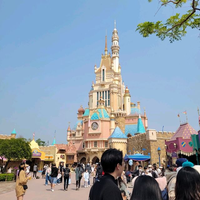 充滿歡樂笑聲的迪士尼樂園