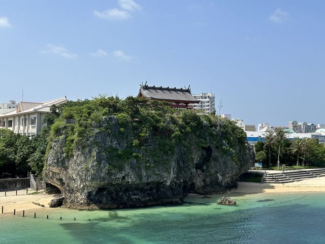 沖縄・那覇。『波の上橋』から『波の上ビーチ』と『波上宮』観光