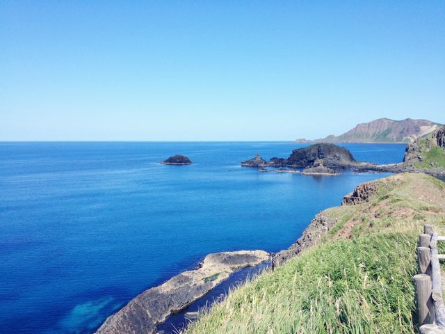 北海道　北海道観光　礼文島の外せない観光スポット！スカイ岬の海の青さに感動！